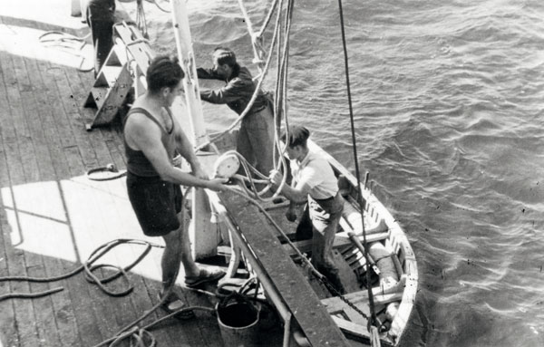 Aux avirons, Yves Guiyon. Le pilote Morgeau monte à bord. Sur le pont Henri Beurland