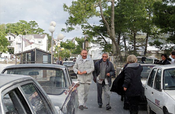 Philippe Noiret et Pierre Granier-Deferre pendant le tournage du film ”Noyade interdite” à Saint-Palais / cliché Sud ouest