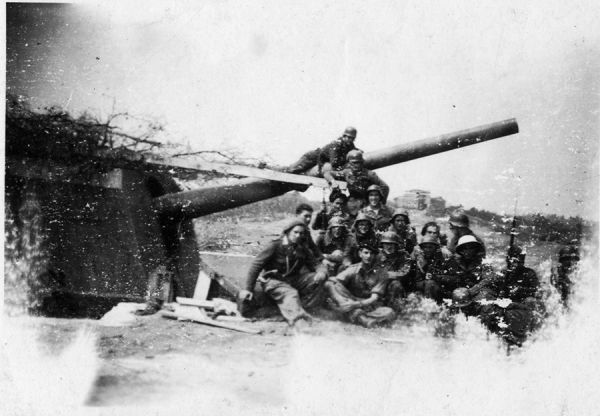 À la Coubre, les Français victorieux posent avec des casques allemands. / Coll. E. Renoux