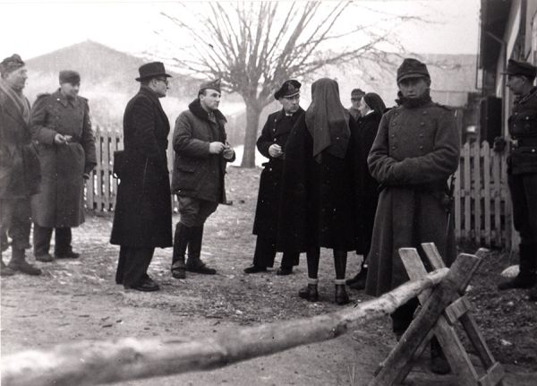 À Médis, le contrôle de l'arrivée des secours. À gauche, en civil, Pierre Lis du Comité départemental de Libération, futur maire de Royan. / Coll. privée DR