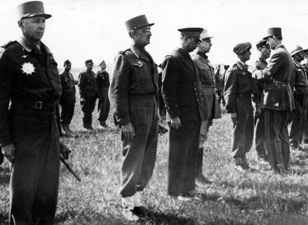 À partir de la gauche, le général de Larminat, le général d'Anselme, l'amiral Rue, le lieutenant colonel Franchi et le lieutenant colonel Monnet, décoré par de Gaulle. / Coll. E. Renoux