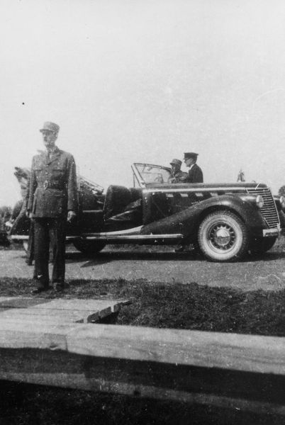 Arrivée du général de Gaulle le 22 avril 1945 dans la plaine des Mathes. / Coll. E. Renoux