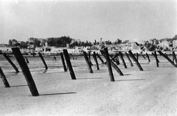 Les plages hérissées d'asperges de Rommel. / coll. E. Renoux