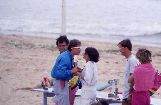 B. Virassamy, organisatrice, embrasse le gagnant / Visuel : D.R.