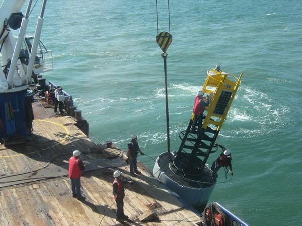 À bord du baliseur Gascogne : balisage 3 / Photo Bernard Mounier et Pilotage de la Gironde