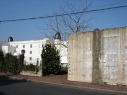 Les vestiges du blockhaus de l'amiral Michahelles (un immeuble a été construit depuis à son emplacement). / coll. E. Renoux