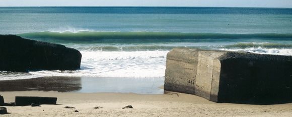 Les blockhaus de la Grande Côte, peu à peu submergés par la mer du fait de l'érosion littorale. / Visuel : D.R.