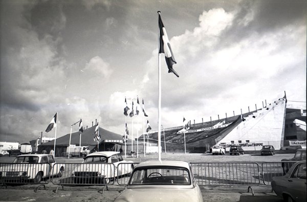 Le chapiteau installé au stade d'honneur. / cliché studio Bourdier