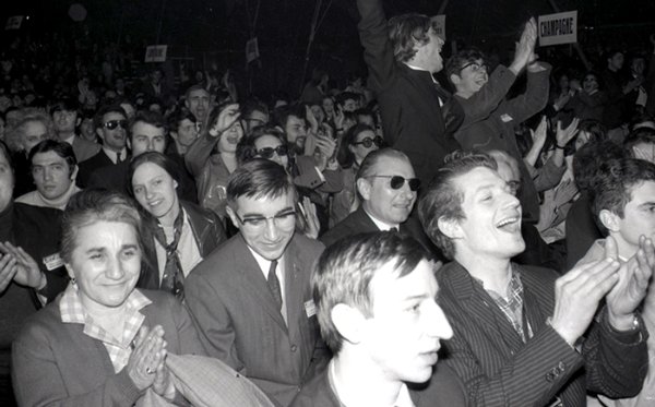 Des jeunes militants enthousiastes. / cliché studio Bourdier