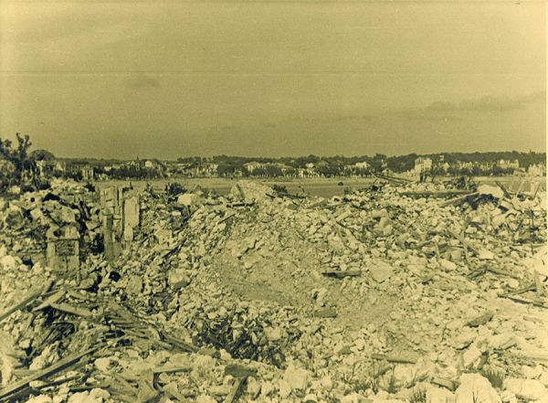 Depuis le centre-ville, totalement détruit, on voit le boulevard Garnier plus épargné. / Coll. privée DR