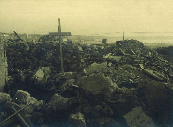Des croix dans les ruines pour rendre hommage aux morts qu'on ne peut extraire des décombres. / Coll. privée DR
