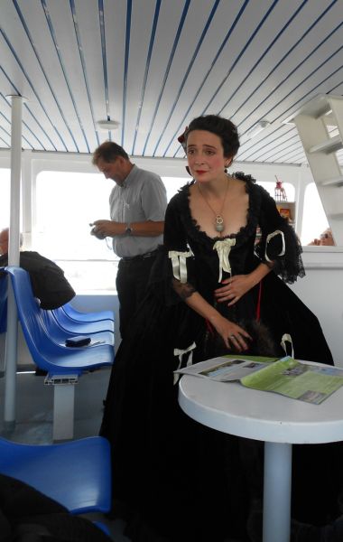 Dès le bateau, retour en 1611. / Cl. mabr