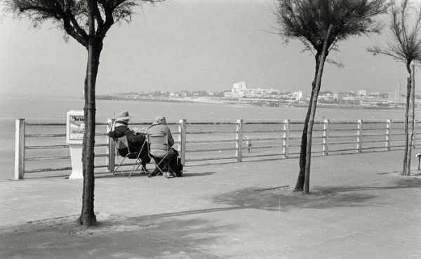 Des pliants à la Doisneau / Photo : Yves Delmas