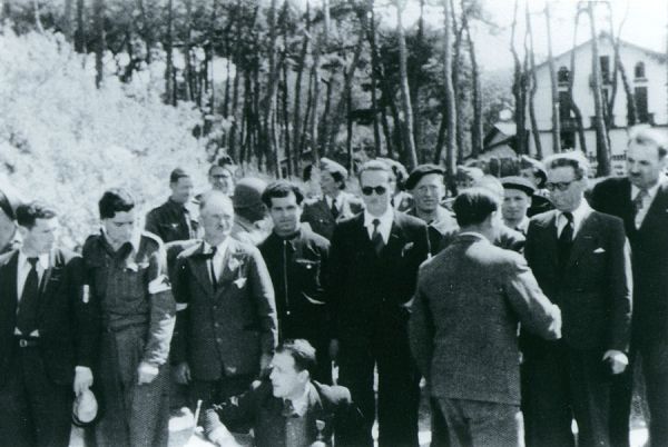 Des Résistants royannais à la Libération: Paul Bouchet (qui serre la main) et accroupi car blessé le Dr Domecq dit ”Toto”. / Coll. Ch. Genet