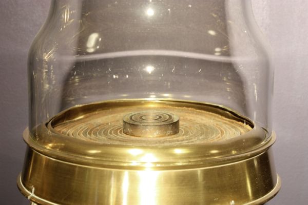 Détails d'une lampe à mèche. / Musée des Phares et Balises, Ouessant