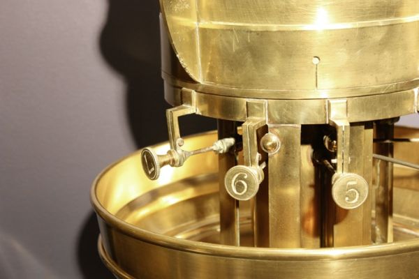 Détails d'une lampe à mèche. / Musée des Phares et Balises, Ouessant