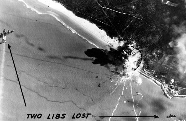 Deux avions touchés par un tir ami venant d'au dessus lors d'un bombardement sur la Grande Côte. / Coll. E. Renoux