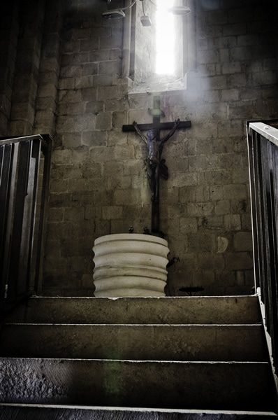 Église-St-Pierre-escalier-vers-baptistère / Visuel : D.R.