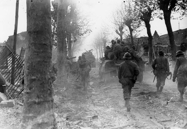 En suivant le char {I}Le Triomphant{I} de la 2{E}e{E} DB. / Coll. E. Renoux