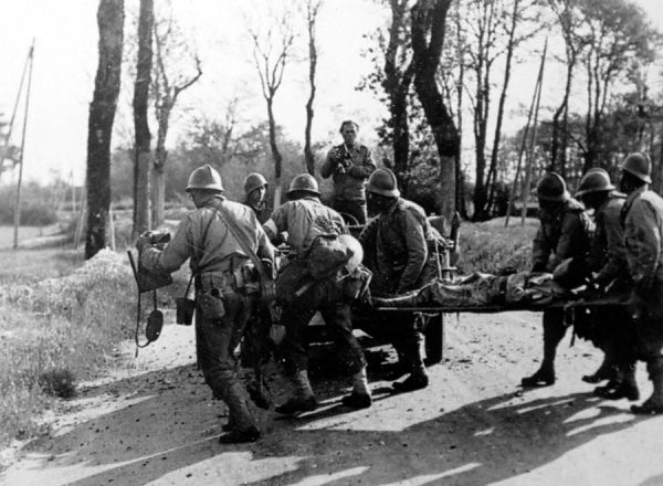 Évacuation d'un blessé du 4{E}e{E} régiment de zouaves à Médis. / Coll. E. Renoux