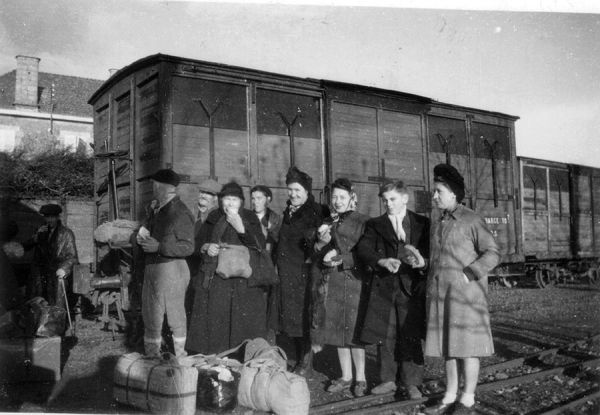 Évacuation des femmes et jeunes gens de la famille Bonnin le 24 novembre 1944. Départ de la gare de Royan à 8h30, arrivée à Médis (photo) à 17h30 puis à Niort à 23h. / Coll. Bonnin