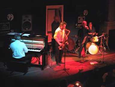 Slapscat
Daniel Huck : Sax Alto
Patrick Diaz : Guitare
Gilles Chevaucherie : Contrebasse
Michel ”Boss” : Trompette
/ Visuel : D.R.