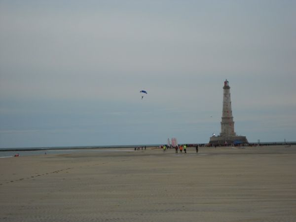 Juste à l'heure, les parachutistes. / Cl. mabr