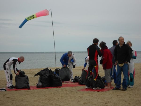 Juste le temps de ranger le matériel. En avant pour le bateau après l'avion et la chute libre. / Cl. mabr