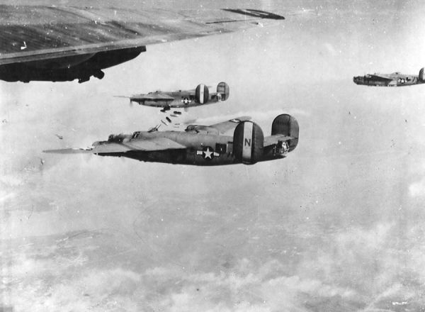 L'escadre aérienne en soutien de l'attaque terrestre. / Coll. E. Renoux