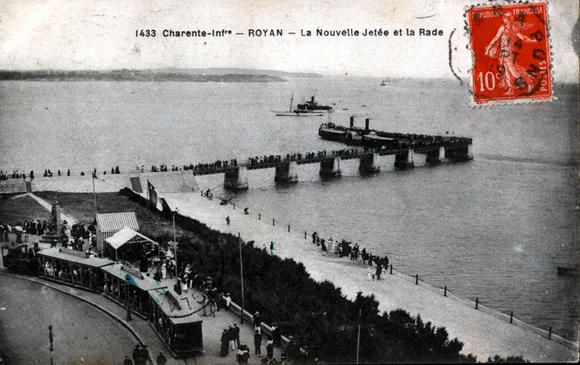 Après quelques heures de voyage nos deux tourtereaux débarquent à Royan. / Visuel : D.R.