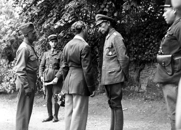 La reddition de l'amiral Michahelles au Golf Hôtel de Pontaillac. / Coll. E. Renoux