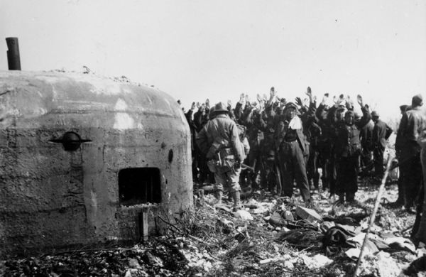 La reddition des troupes allemandes de Belmont. / Coll. E. Renoux