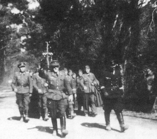 La reddition du capitaine Drevin, commandant la batterie de la Coubre. / Coll. E. Renoux