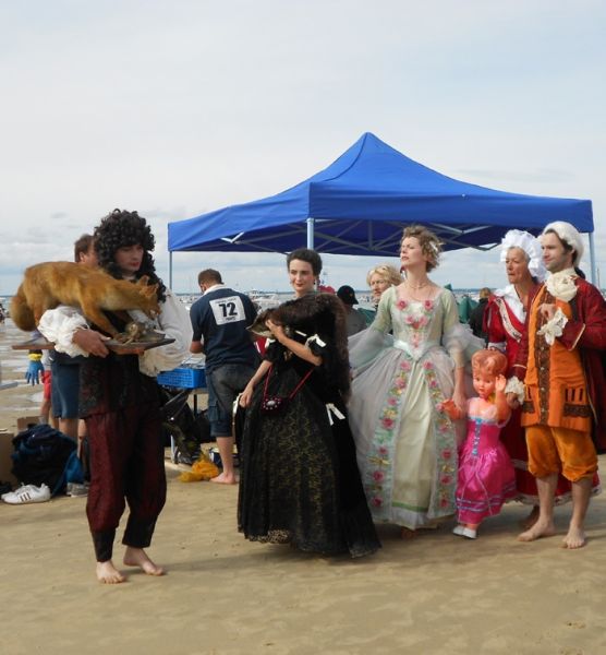 Lâcher de comédiens dans la foule. / Cl. mabr