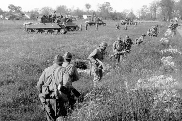 Le 12{E}e{E} cuirassé de la 2{E}e{E} DB à Médis. / Coll. E. Renoux