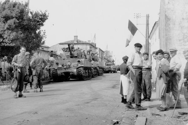 Le 12{E}e{E} Cuirassé de la 2{E}e{E} DB aux Mathes. / Coll. E. Renoux
