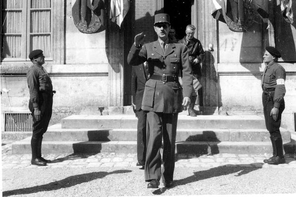 Le 18 septembre 1944, le général de Gaulle est reçu par le préfet Pierre Verneuil à la sous-préfecture de Saintes. / Coll. E. Renoux