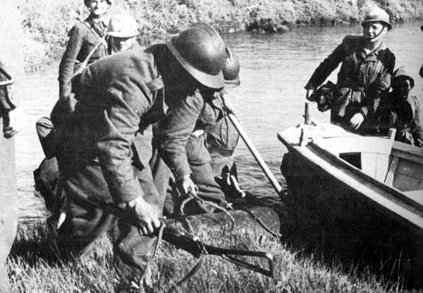 Le 50{E}e{E} RI franchit la Seudre dans le secteur de Chambion. / Coll. E. Renoux