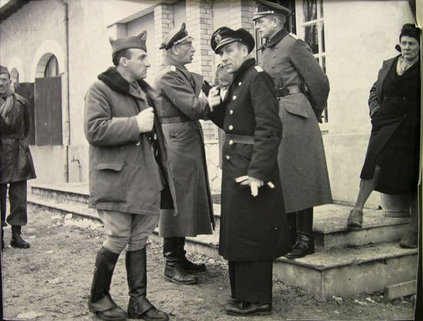 Le 9 janvier à Médis, le medecin commandant Weill, chef du service médical des FFSO et le capitaine Schade, responsable du service de sécurité allemand. / Coll. privée DR