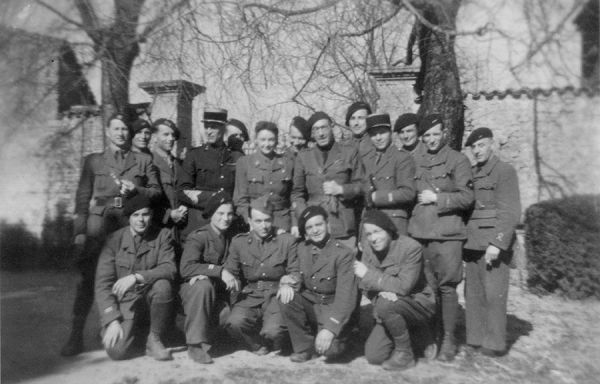 Le colonel Poirier et un groupe de maquisards fin 1944. Ils participeront à la libération de la Poche de Royan dans le 131e régiment d'infanterie. / Coll. M. Sicard