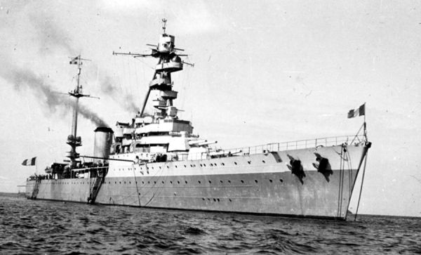 Le cuirassé Dusquesne en soutien depuis le large. / Coll. E. Renoux