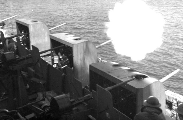 Le cuirassé {i}Lorraine{i} en soutien aux opérations terrestres. / Coll. E. Renoux