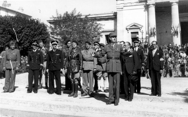 Le général de Gaulle à Saintes le 18 septembre, place Foch. À gauche, en veste de cuir, le colonel Adeline. À l'extrême gauche, Hubert Meyer. / Coll. E. Renoux