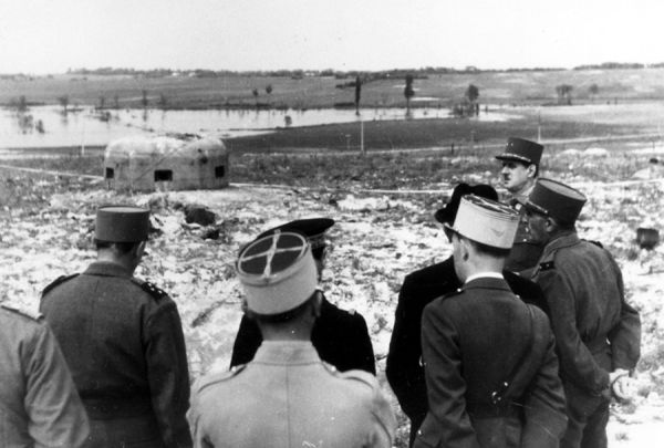 Le général de Gaulle devant le point fortifié de Belmont qui fut un des plus difficiles à faire tomber. / Coll. E. Renoux