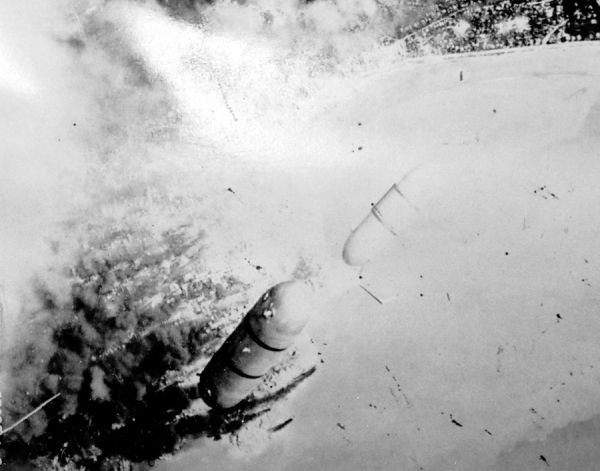 Le napalm expérimenté le 15 avril Le résultat s'avère décevant. / Coll. E. Renoux