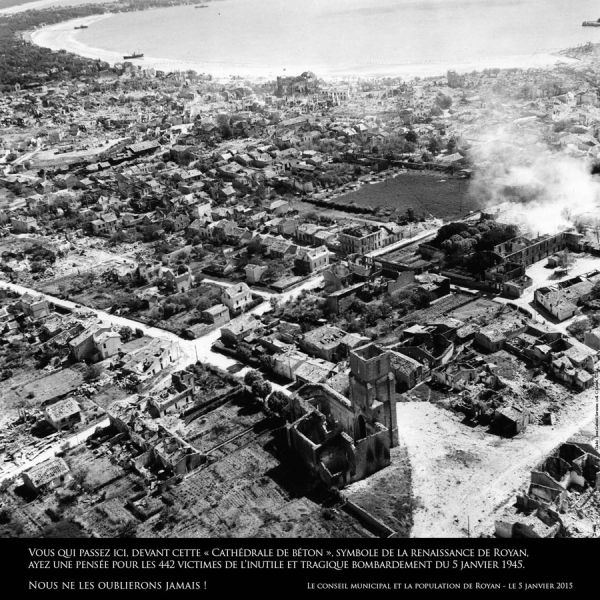 Le panneau créé pour la commémoration des 70 ans du bombardement, installé sur le parvis de l'église Notre-Dame. / Réalisation MICRO-MEDIA