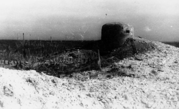 Le Panzerwerk IV à Fontbedeau. Cloche 6 créneaux montée sur wagon avec remblai de terre. / Coll. E. Renoux