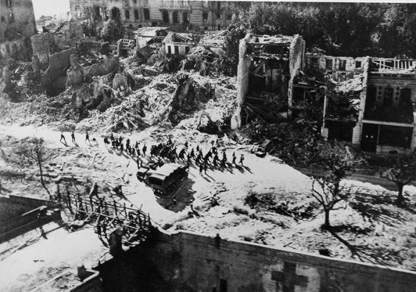 Le port de Royan après l'attaque. / Coll. E. Renoux
