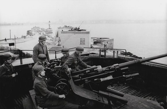 Les blockhaus du port (GI 26). Tours de flak avec canons de 37 mm camouflées en villas. / Coll. E. Renoux