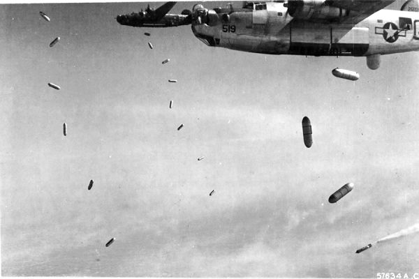 Les bombes au napalm sur Royan. / Coll. E. Renoux